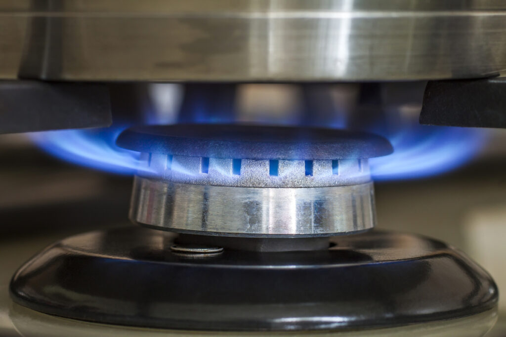 Крупным планом снимок синего огня из конфорки