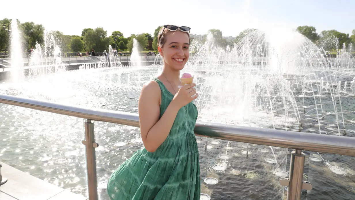 Ученица 11-го класса Вера Новикова охлаждается в жаркий день у фонтана в «Царицыне»