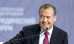 На форуме в Петербурге Медведев высмеивает «салфетку Макрона» na forume v peterburge medvedev vysmeivaet salfetku makrona-ul-rks-ru-174780730000-0