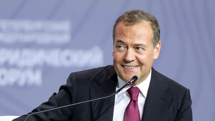 na forume v peterburge medvedev vysmeivaet salfetku makrona-ul-rks-ru-174780730000-0