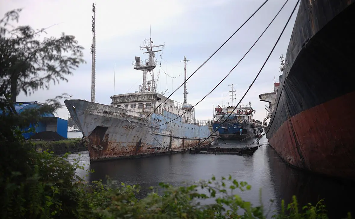 Заброшенные корабли в Очамчире (Илья Питалев / РИА Новости)