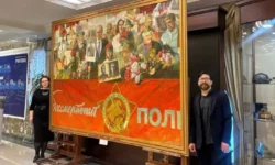 Руслан Саржанов и Елизавета Нетреба из УрГАХУ создали «Бессмертный полк» с Путиным ruslan sarzhanov i elizaveta netreba iz urgahu sozdali bessmertnyj polk s putinym-ul-rks-ru-174696583800-0