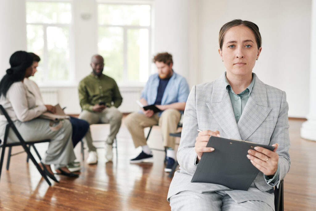 серьезная женщина-психолог с документом 
