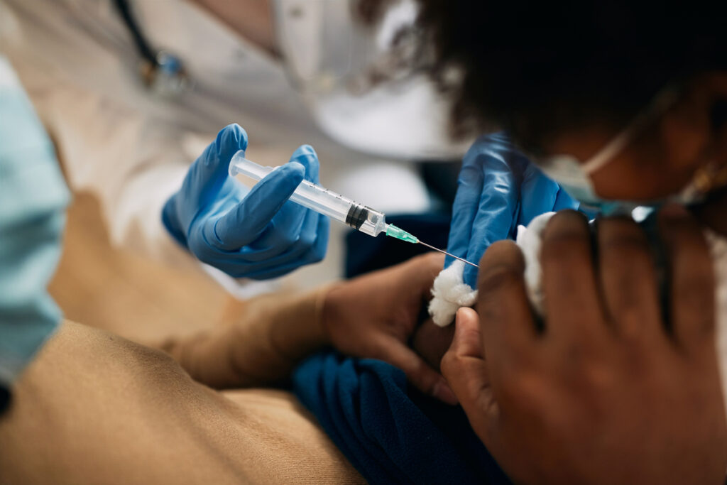 шприц с вакциной
