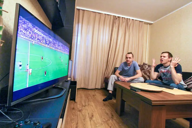 Смотрите финал Лиги чемпионов на природе с портативным телевизором Skyworth на Google TV-0