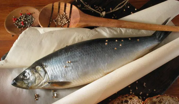 Категорически запрещено: кому нельзя есть селедку