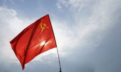 В ХМАО автолюбителю отказали в участии в «Бессмертном полку» из-за флага СССР ImageOfTheRedUssrFlagWithHammerAndSickle