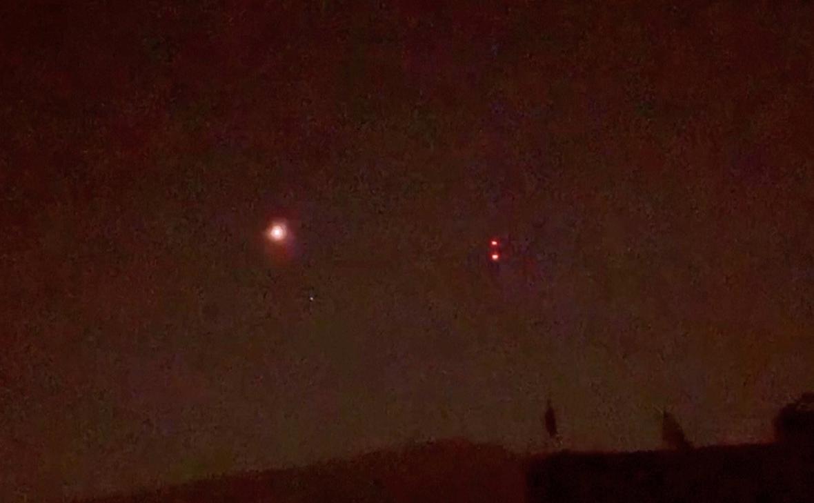 Вспышки в небе над Шринагаром, после объявления о прекращении огня между Индией и Пакистаном (ANI / Reuters)