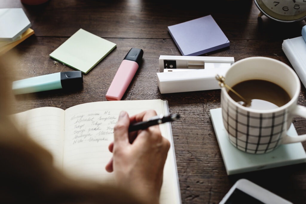 женщина пишет в дневнике