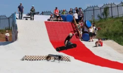 Анна Соломеина и РУСАЛ открыли летнюю тюбинговую трассу в Каменске-Уральском anna solomeina i rusal otkryli letnyuyu tyubingovuyu trassu v kamenskeuralskom-ul-rks-ru-174894034400-0