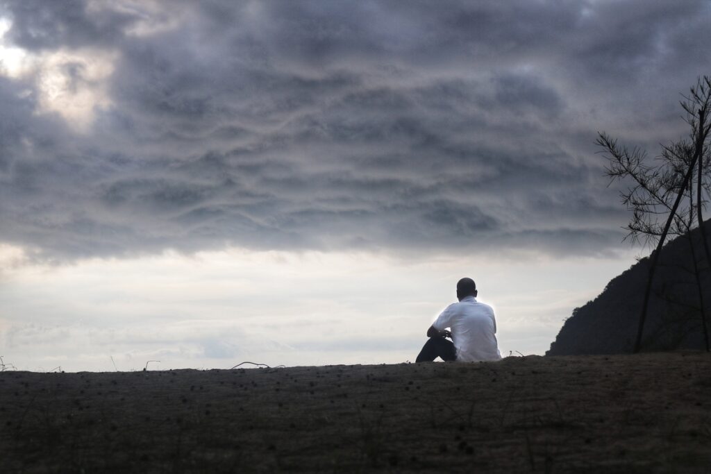 человек сидит один