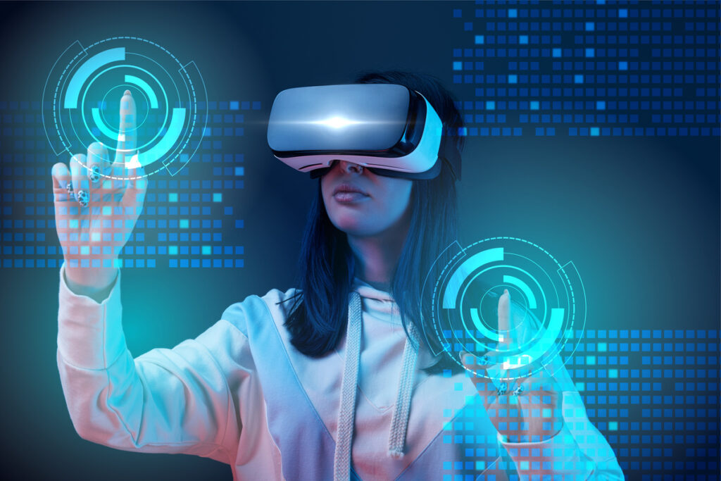 Девушка пользуется VR-очками
