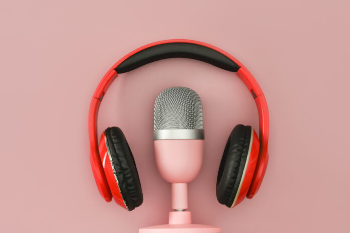 красные беспроводные наушники и микрофон