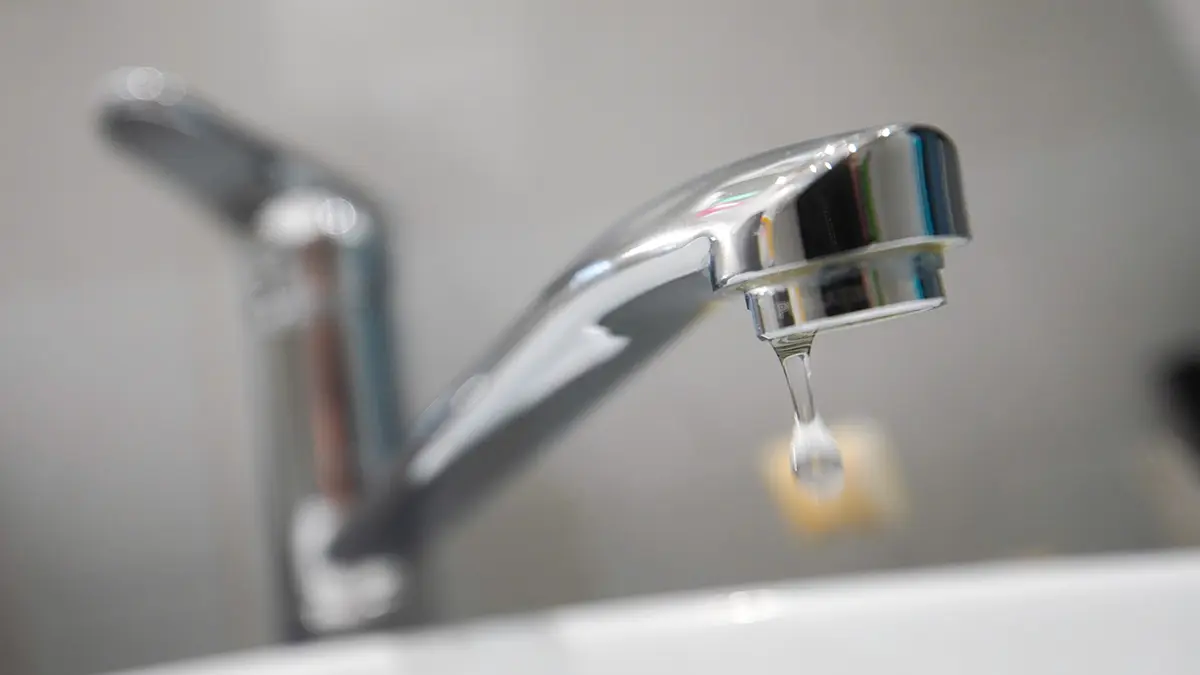 Пожилой музыкант из Санкт-Петербурга пригрозил взрывом из-за отключения воды