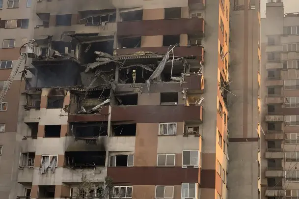 Израиль продолжает наносить ракетно-бомбовые удары по территории Ирана, который в ответ провел несколько волн атак с помощью баллистических ракет и дронов, а также угрожает базам США в регионе. В Израиле говорят, что не остановятся, пока у Тегерана не будет возможностей создать ядерное оружие