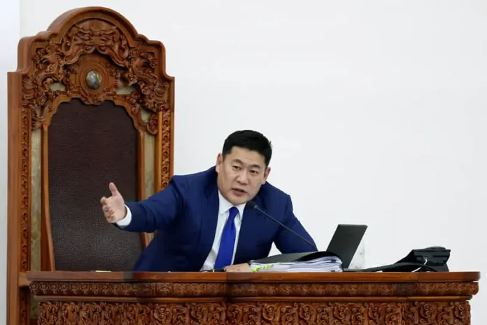 oyuunerdene i vyzovy stoyashhie pered mongolskoj narodnoj partiej-ul-rks-ru-174896027500-0
