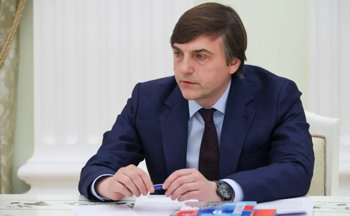 sergej kravczov i vladimir putin obsuzhdayut uchebnik istorii soyuznogo gosudarstva k 2027 godu-ul-rks-ru-0