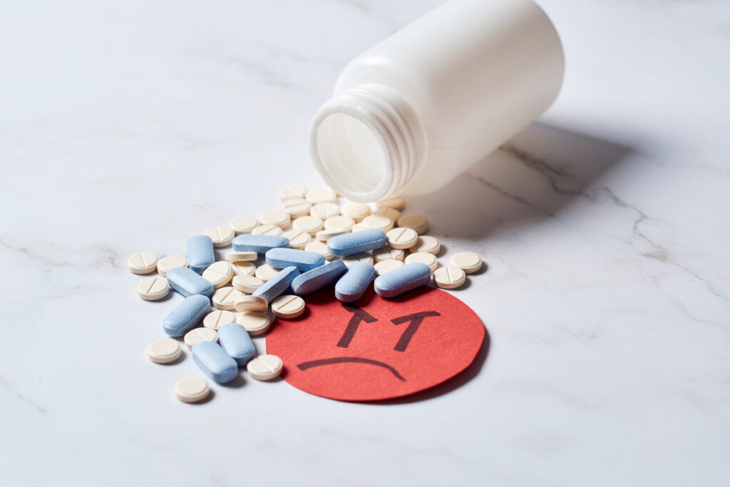Treatment with anti-anxiety pills or antidepressants Mental health concept - federal news Таблетки, высыпанные из пузырька