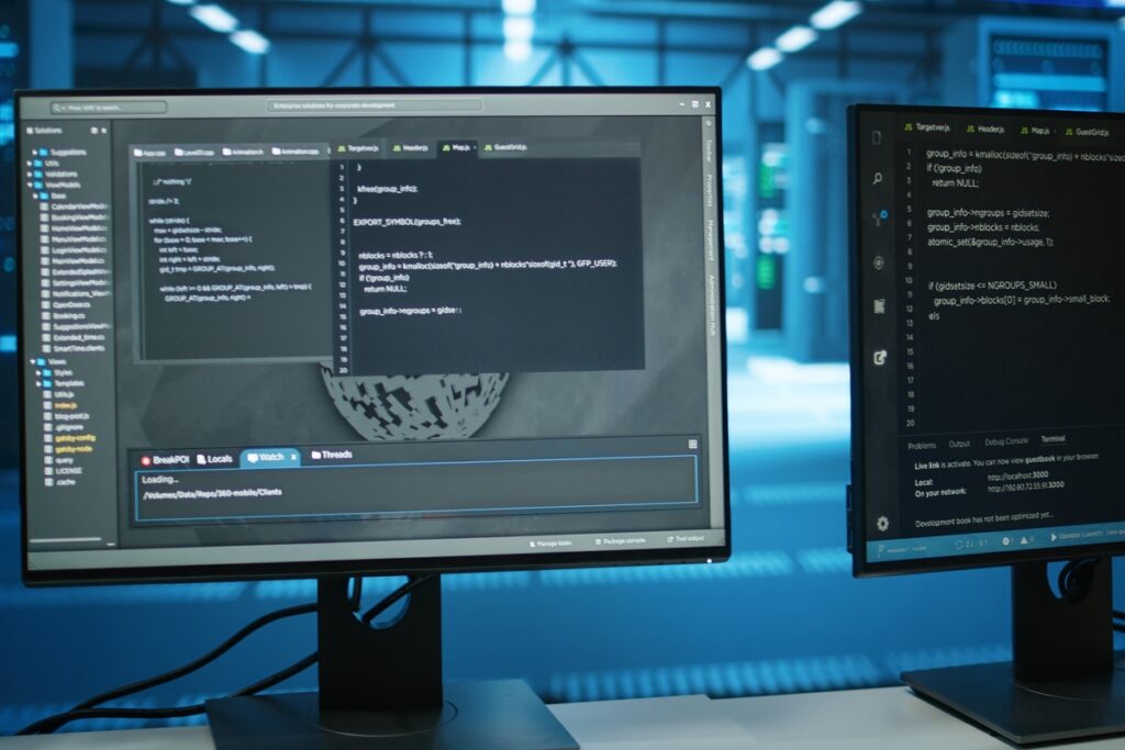 Computers in empty data center facility managing servers energy consumption - federal news Цифровая симуляция и компьютерный код