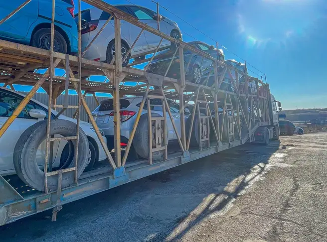 В Россию всё везут и везут авто из Китая | Источник: Елена Буйвол / VLADIVOSTOK1.RU