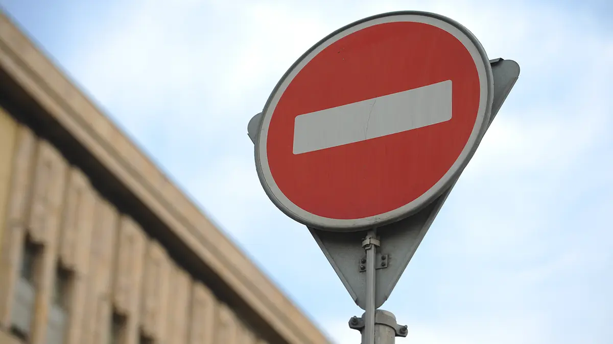 Движение на Ярцевской улице перекрыто из-за прорыва трубы с горячей водой