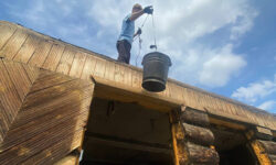 Алексей Вихарев и волонтёры поддержали вдову aleksej viharev volontery sgorevshij dom1_ul-rks