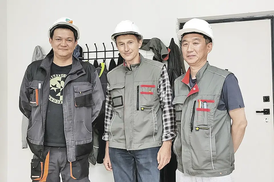 Спецкор «Комсомолки» Григорий Кубатьян (в центре) с бригадирами северных корейцев - идем смотреть на быт и условия труда работяг из КНДР.