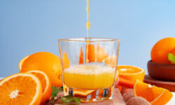 Тайная жизнь привычных товаров Апельсиновый сок, льющийся из бутылки в стакан