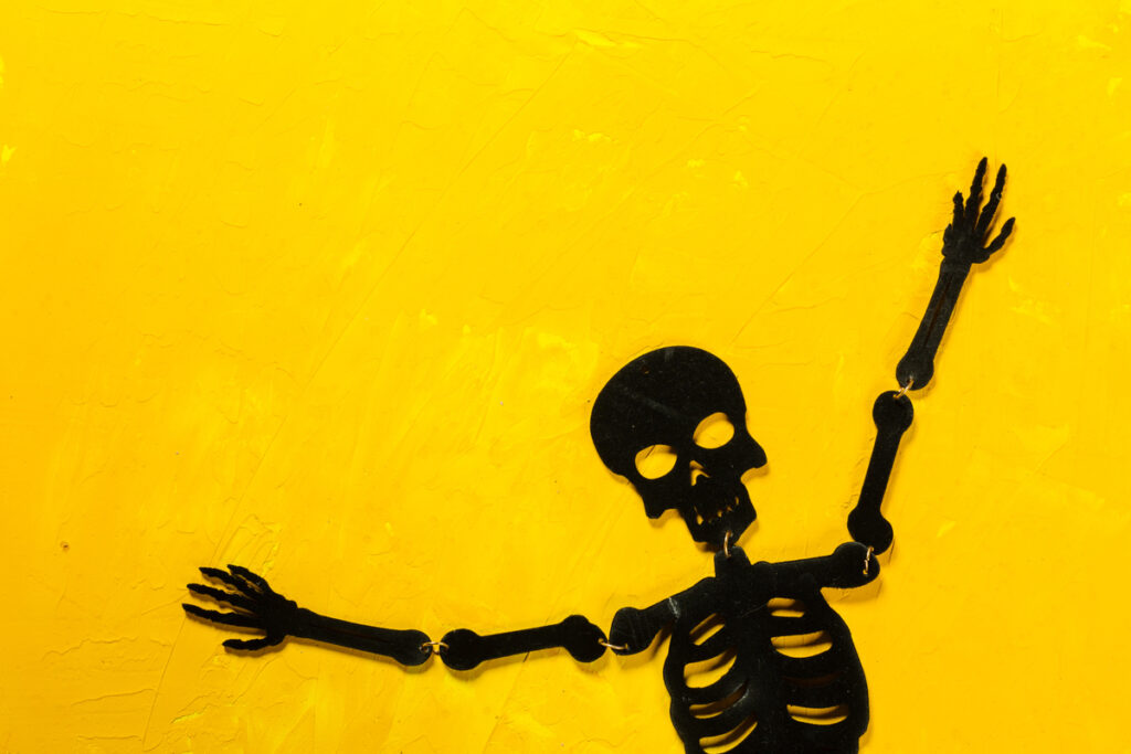 Черный скелет танцует