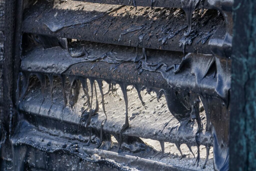 Чёрная жижа на ступеньках
