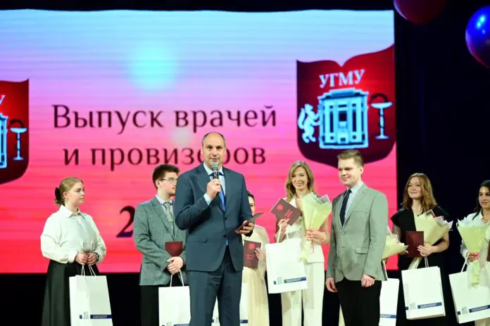 Денис Паслер приветствовал выпускников УГМУ, отметив важность талантов для Свердловской области-0