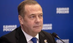 Дмитрий Медведев поделился своими предположениями о позиции Урсулы фон дер Ляйен в ЕП dmitrij medvedev podelilsya svoimi predpolozheniyami o poziczii ursuly fon der lyajen v ep-ul-rks-ru-0