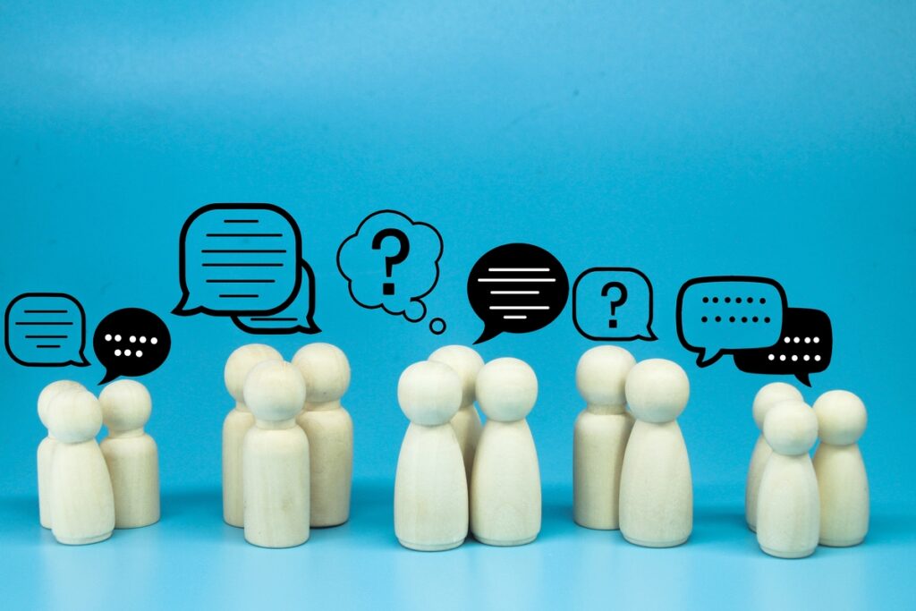 фигурки на фоне стены и разговорные пузыри