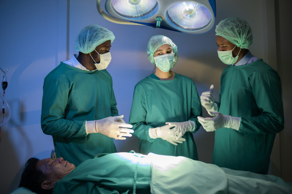 Хирурги, работающие в больнице