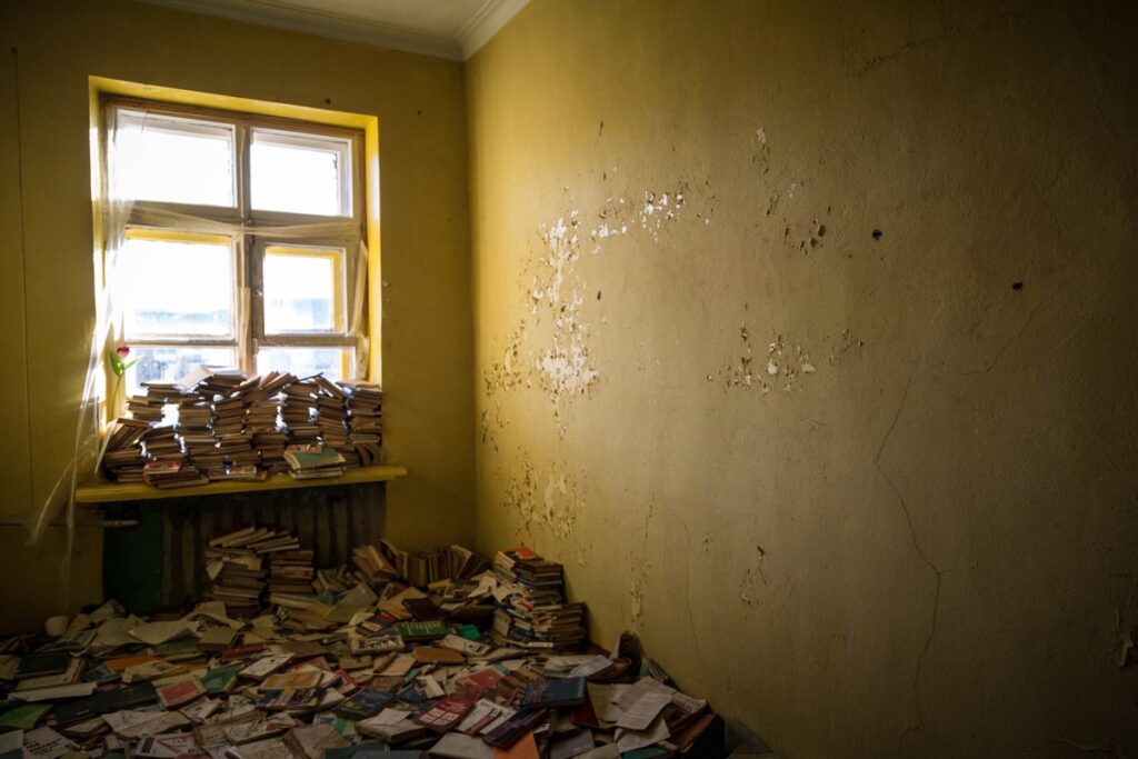 Книги в беспорядке лежат на полу
