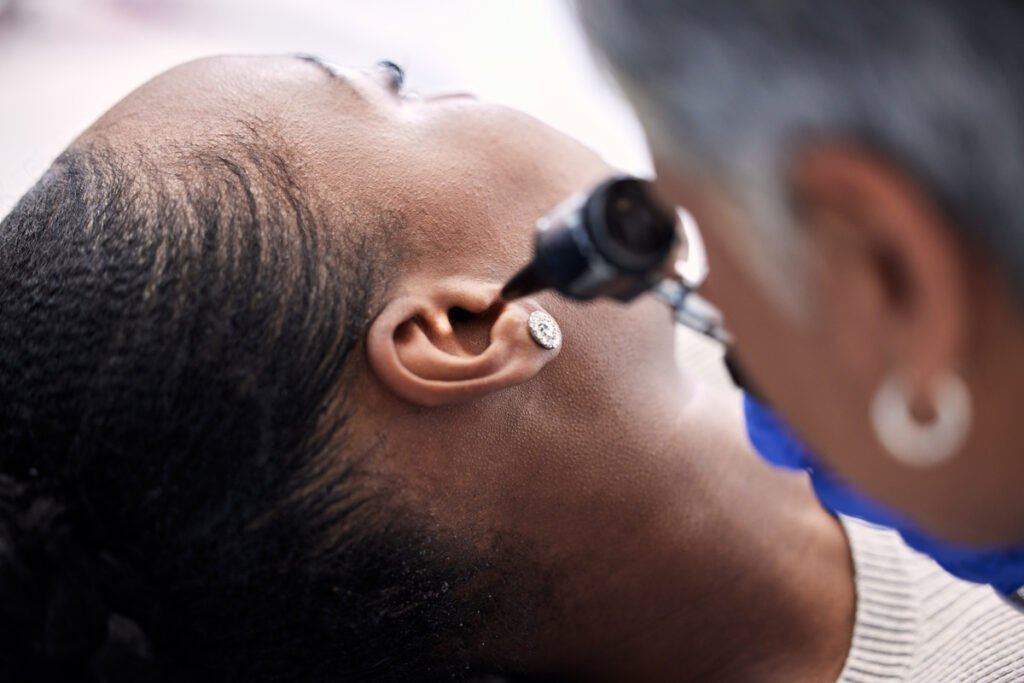 Лор осматривает ухо женщины