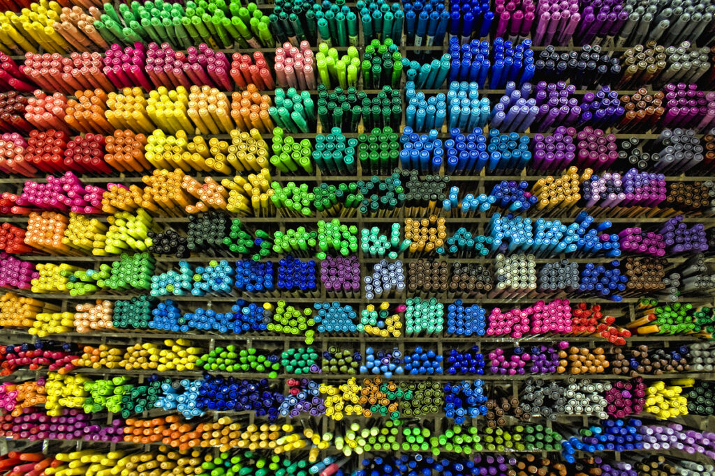 Много ярких фломастеров