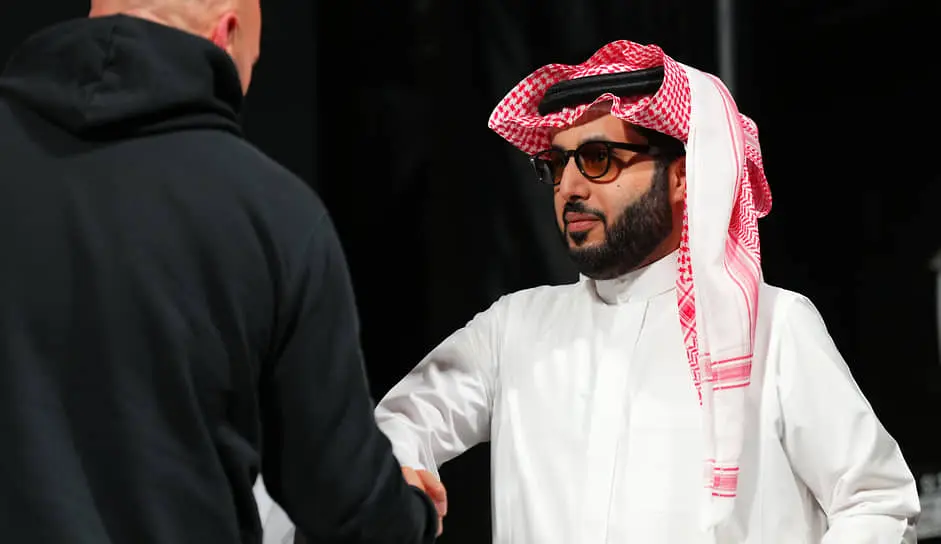 Саудовский советник при королевской канцелярии Турки Аль-Шейх с главой UFC Даной Уайтом во время церемонии взвешивания бойцов UFC 306 в Эр-Рияде, 13 сентября 2024 года, Лас-Вегас, штат Невада