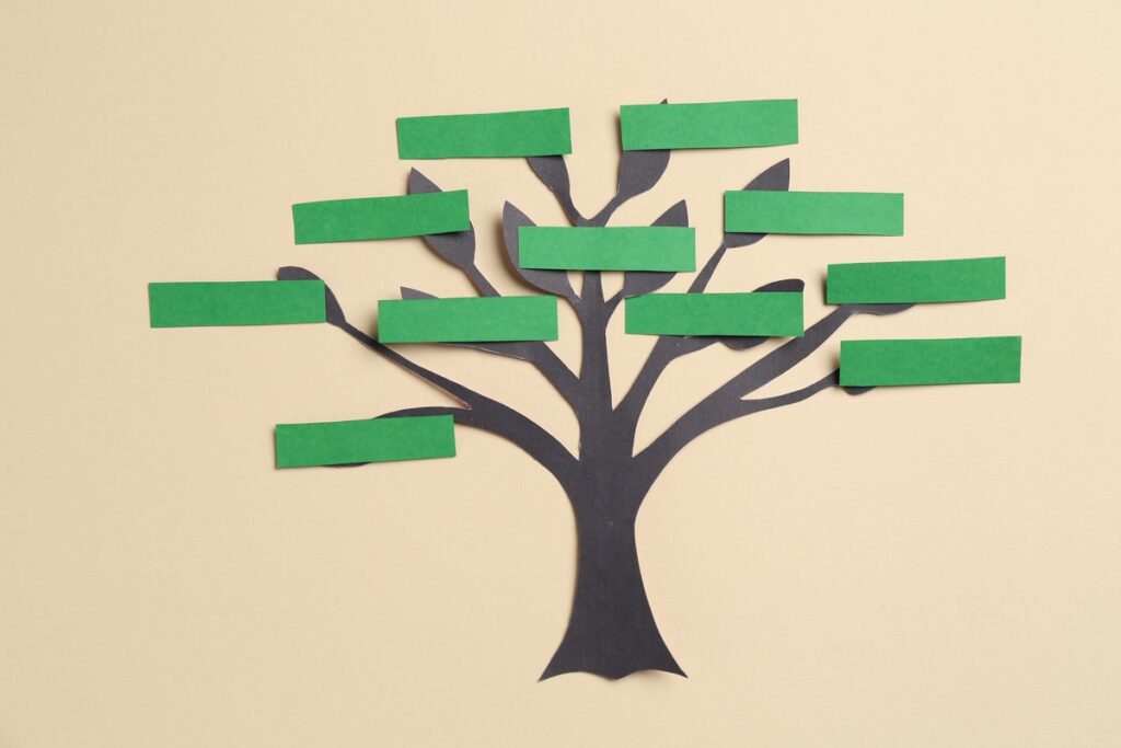 Семейное древо на бежевом фоне