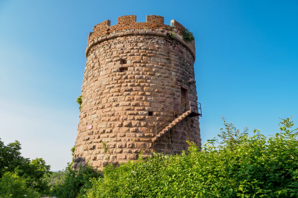 Средневековая башня замка 
