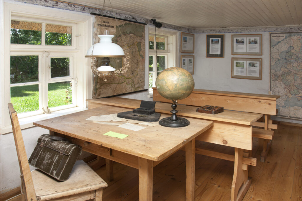 EstoniaOld Fashioned Classroom in a school house desks and oil lamps - federal news старомодный класс