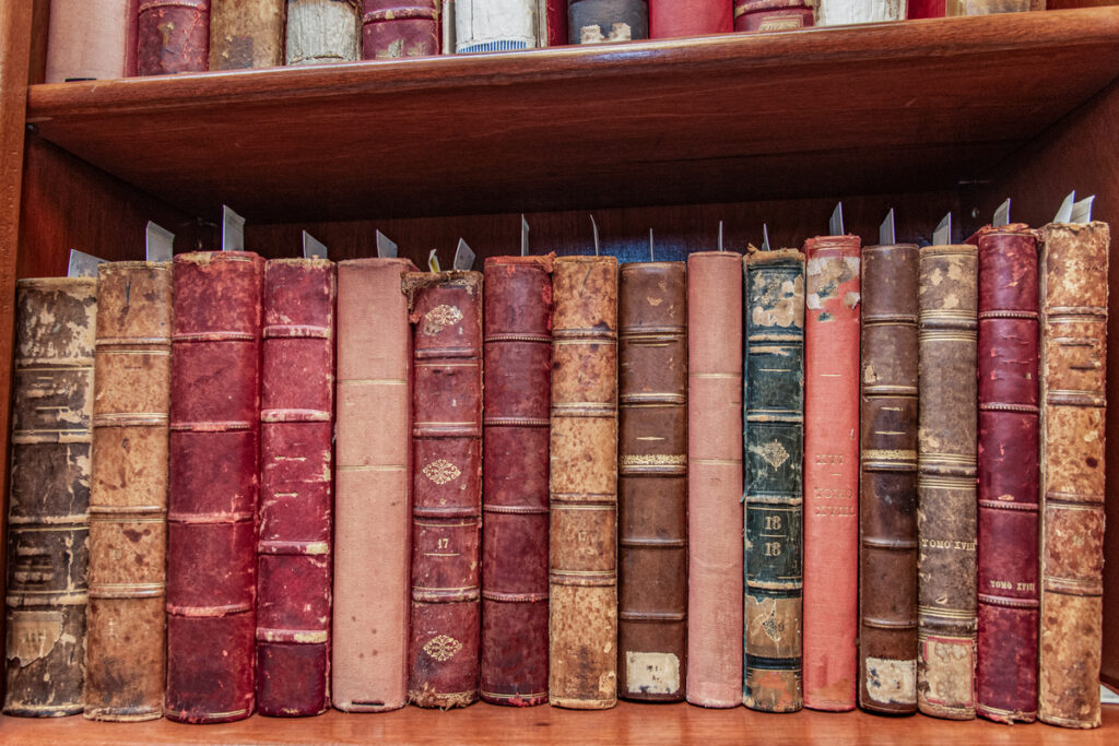 Старые книги из старой библиотеки
