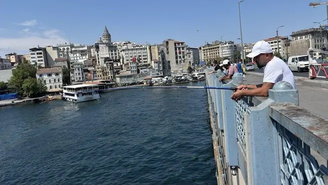 На Галатском мосту место тусовки местных рыбаков | Источник: Дмитрий Капустин / MSK1.RU