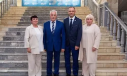 Яков Силин и Лариса Пичугина развивают сотрудничество УрГЭУ с школой № 48 yakov silin i larisa pichugina razvivayut sotrudnichestvo urgeu s shkoloj 48-ul-rks-ru-0