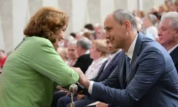 Денис Паслер вручил награды ветеранам и Уралмашзаводу на День пенсионера denis pasler vruchil nagrady veteranam i uralmashzavodu na den pensionera-ul-rks-ru-0