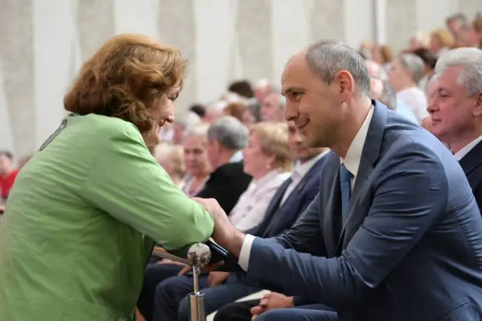 Денис Паслер вручил награды ветеранам и Уралмашзаводу на День пенсионера-0