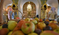 ieromonah makarij delitsya radostyu yablochnogo spasa ot eparhii ivanovovoznesenska-ul-rks-ru-0