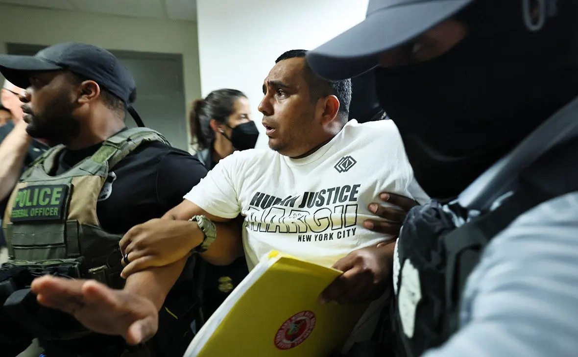 Федеральные агенты задерживают мужчину после судебного заседания в иммиграционном суде Нью-Йорка, 3 июля 2025 года (Michael M. Santiago / Getty Images)