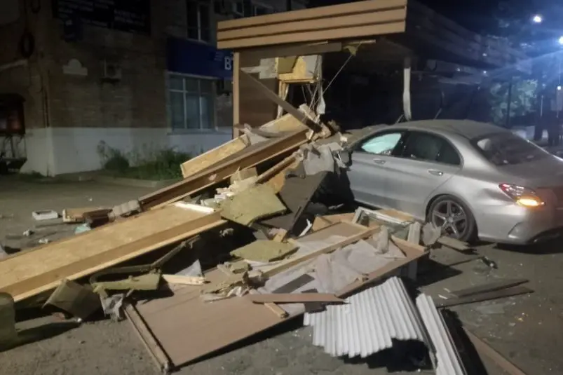 В Лесозаводске водитель Mercedes врезался в павильон и скрылся Полиция Приморья