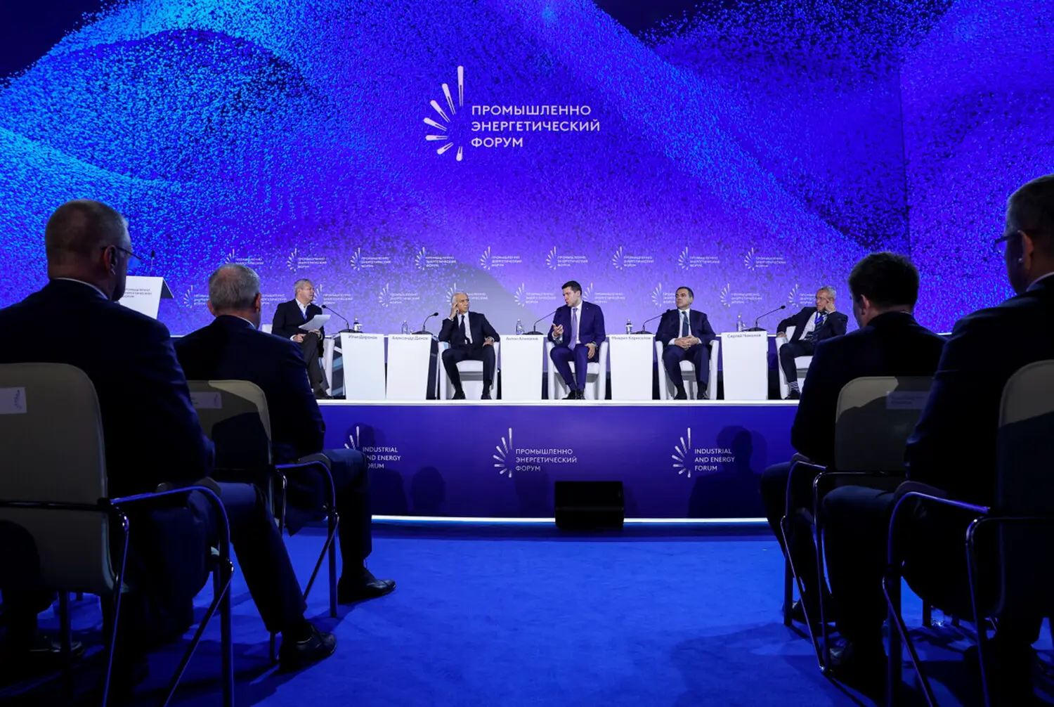 Антон Алиханов и лидеры отрасли обсудили новый этап развития нефтегаза на TNF-0